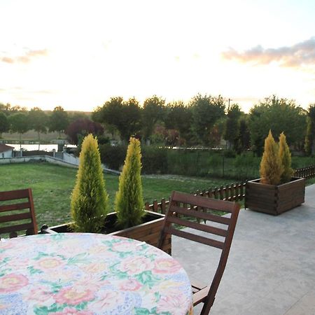 La Maison Et Son Jardin Sur Le Canal De Bourgogne Ravieres Exterior foto
