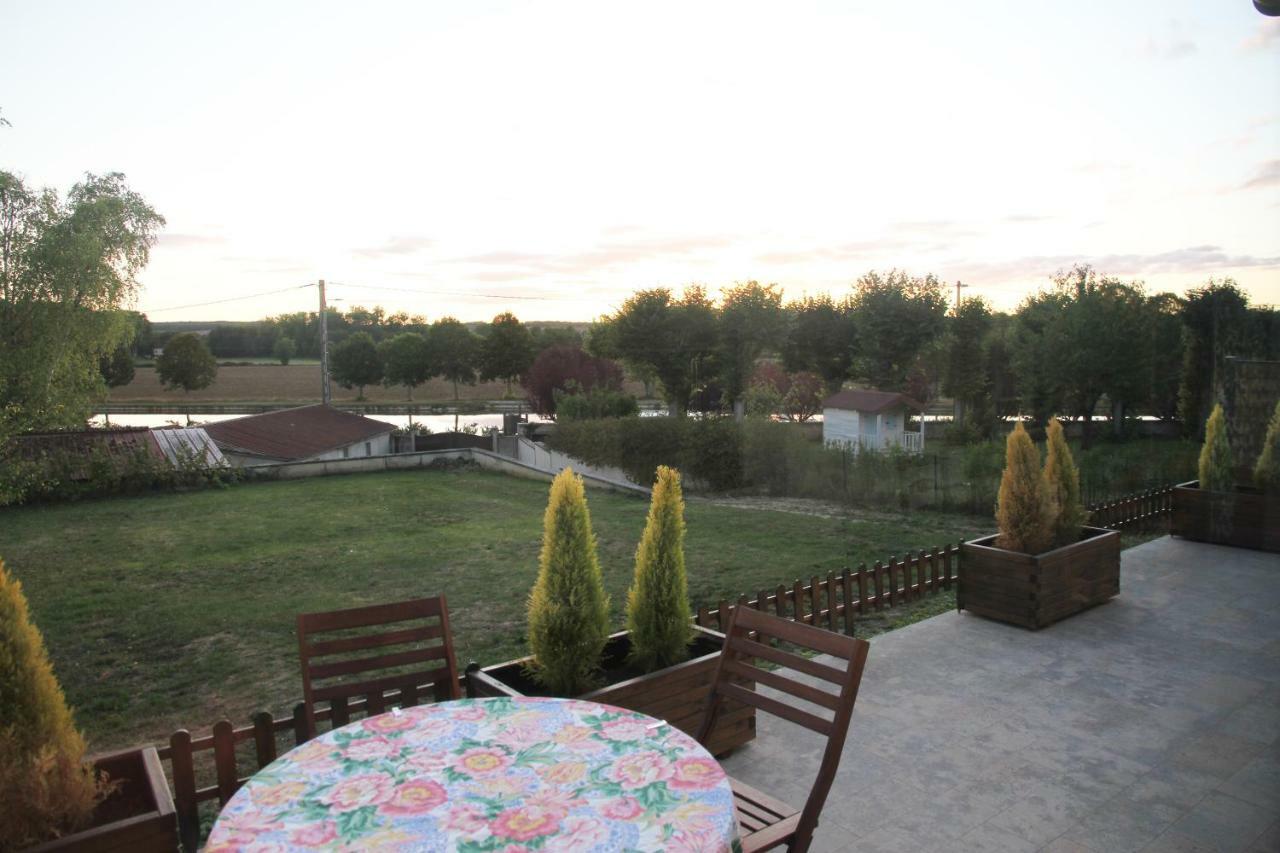 La Maison Et Son Jardin Sur Le Canal De Bourgogne Ravieres Exterior foto